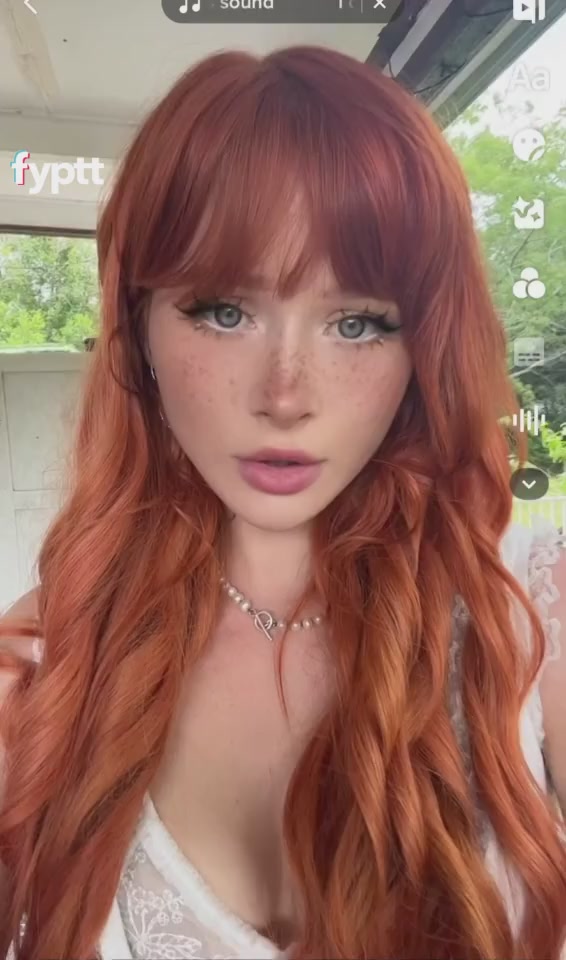 如果這個性感的紅髮女郎把她的TikTok陰部放在你的臉上，你會怎麼做？
