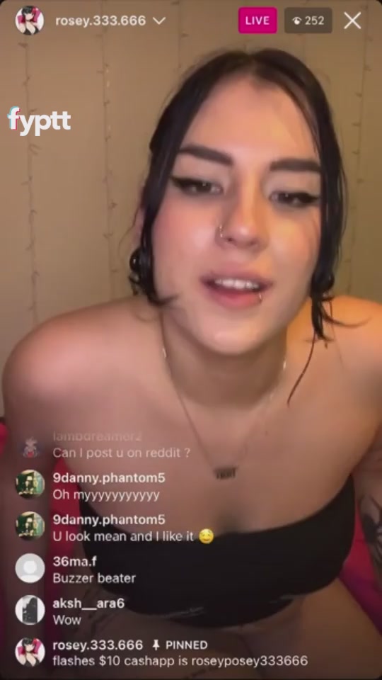 黑发宝贝在Instagram色情直播中脱衣并展开她的阴道
