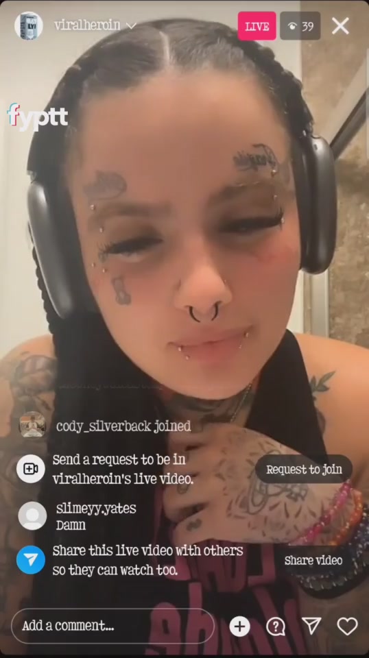 哥特女孩在 Instagram 色情圖片中展示自己的巨型天然巨乳
