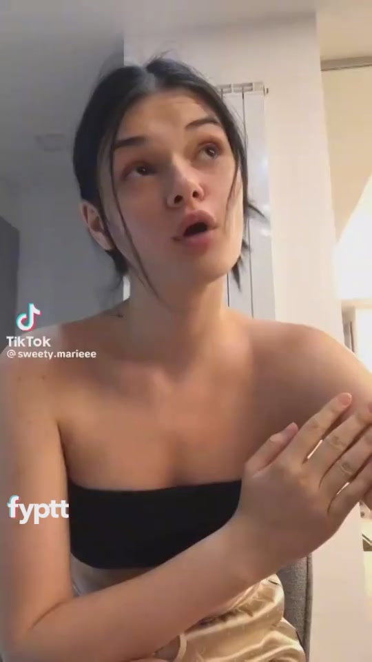 性感的 TikTok 女孩找到了一種在 Fyp 上展示乳房而不被禁止的方法