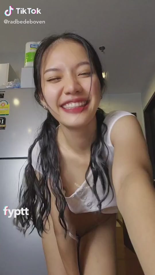 可爱露底的亚洲美女在厨房跳晨舞，在 TikTok 上露出剃光的性感阴户
