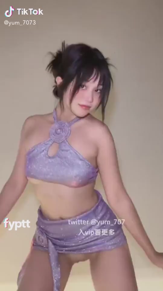 TikTok： 穿着性感舞衣的可爱亚洲女孩遮住了胸部，却露出了阴部

